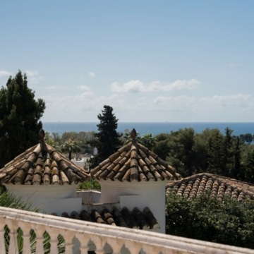 Enchaning 3-bedroom villa with marvellous sea views in El Paraiso, Estepona Picture 16