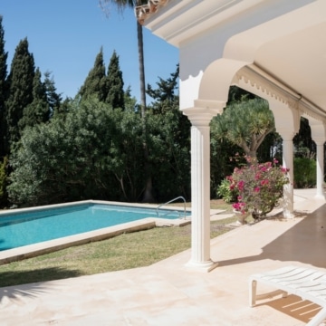Enchaning 3-bedroom villa with marvellous sea views in El Paraiso, Estepona Picture 1