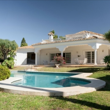 Enchaning 3-bedroom villa with marvellous sea views in El Paraiso, Estepona Picture 10