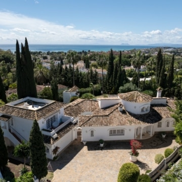 Enchaning 3-bedroom villa with marvellous sea views in El Paraiso, Estepona Picture 0