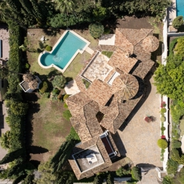 Enchaning 3-bedroom villa with marvellous sea views in El Paraiso, Estepona Picture 18