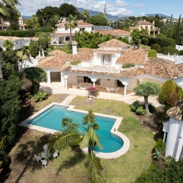 Enchaning 3-bedroom villa with marvellous sea views in El Paraiso, Estepona Picture 19