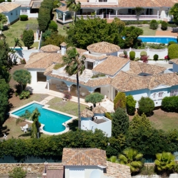 Enchaning 3-bedroom villa with marvellous sea views in El Paraiso, Estepona Picture 20