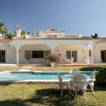 Enchaning 3-bedroom villa with marvellous sea views in El Paraiso, Estepona Picture 11