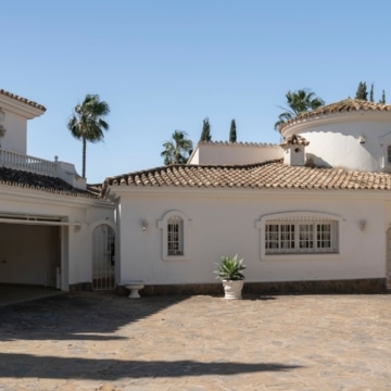 Enchaning 3-bedroom villa with marvellous sea views in El Paraiso, Estepona Picture 13