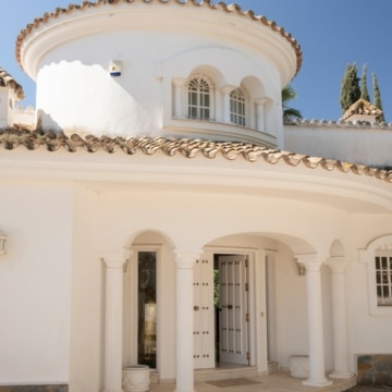 Enchaning 3-bedroom villa with marvellous sea views in El Paraiso, Estepona Picture 7