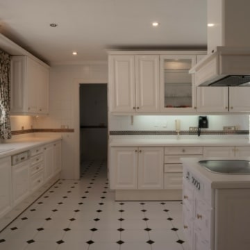 Enchaning 3-bedroom villa with marvellous sea views in El Paraiso, Estepona Picture 6