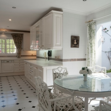Enchaning 3-bedroom villa with marvellous sea views in El Paraiso, Estepona Picture 5