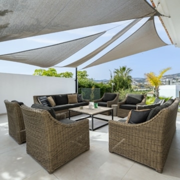 Beautiful 5-bedroom villa in a prime location of Los Naranjos Golf, Nueva Andalucia Picture 4