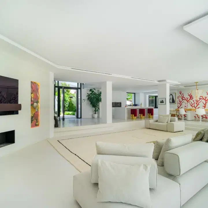 Refurbished villa in prestigious gated community of Parcelas del Golf, Nueva Andalucia Picture