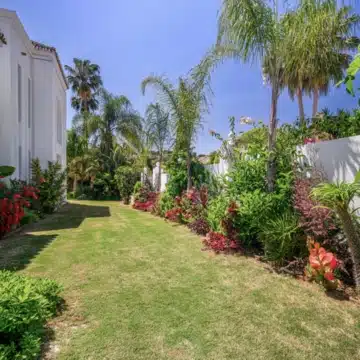 Refurbished villa in prestigious gated community of Parcelas del Golf, Nueva Andalucia Picture 40
