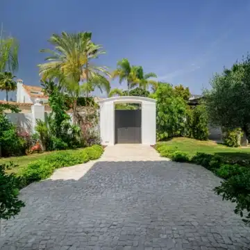 Refurbished villa in prestigious gated community of Parcelas del Golf, Nueva Andalucia Picture 41