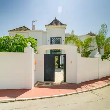 Refurbished villa in prestigious gated community of Parcelas del Golf, Nueva Andalucia Picture 44