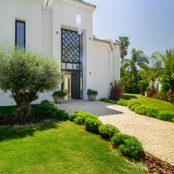 Refurbished villa in prestigious gated community of Parcelas del Golf, Nueva Andalucia Picture 46