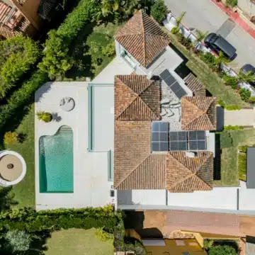 Refurbished villa in prestigious gated community of Parcelas del Golf, Nueva Andalucia Picture 2