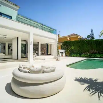 Refurbished villa in prestigious gated community of Parcelas del Golf, Nueva Andalucia Picture 1