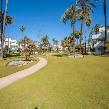 Refurbished beach front penthouse in Alcazaba Beach, Estepona Picture 37