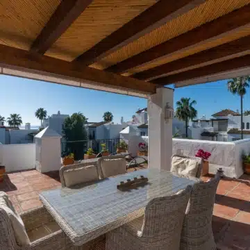 Refurbished beach front penthouse in Alcazaba Beach, Estepona Picture 11