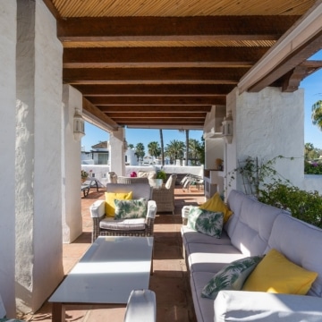 Refurbished beach front penthouse in Alcazaba Beach, Estepona Picture 12