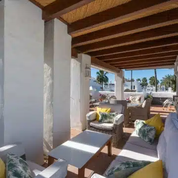Refurbished beach front penthouse in Alcazaba Beach, Estepona Picture 42