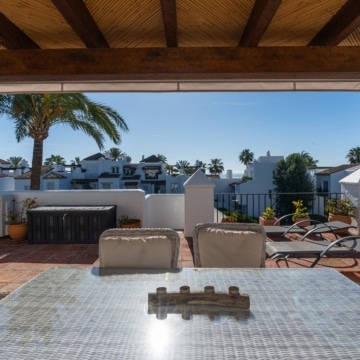 Refurbished beach front penthouse in Alcazaba Beach, Estepona Picture 45