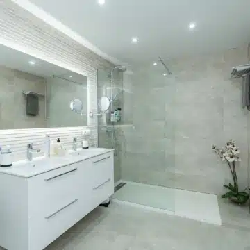 Refurbished beach front penthouse in Alcazaba Beach, Estepona Picture 7