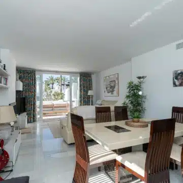 Refurbished beach front penthouse in Alcazaba Beach, Estepona Picture 17