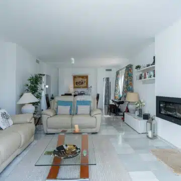 Refurbished beach front penthouse in Alcazaba Beach, Estepona Picture 2
