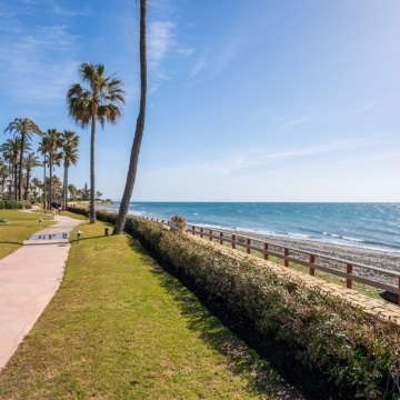 Refurbished beach front penthouse in Alcazaba Beach, Estepona Picture 31