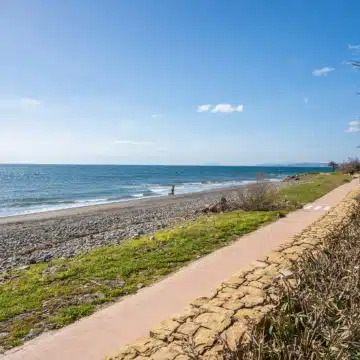 Refurbished beach front penthouse in Alcazaba Beach, Estepona Picture 22