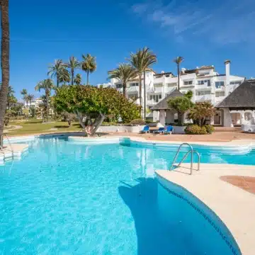 Refurbished beach front penthouse in Alcazaba Beach, Estepona Picture 23
