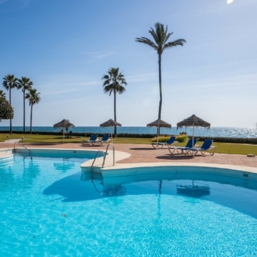Refurbished beach front penthouse in Alcazaba Beach, Estepona Picture 25