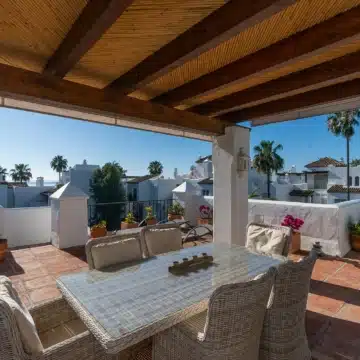 Refurbished beach front penthouse in Alcazaba Beach, Estepona Picture 3