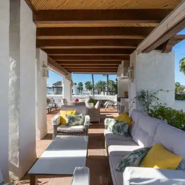Refurbished beach front penthouse in Alcazaba Beach, Estepona Picture 7