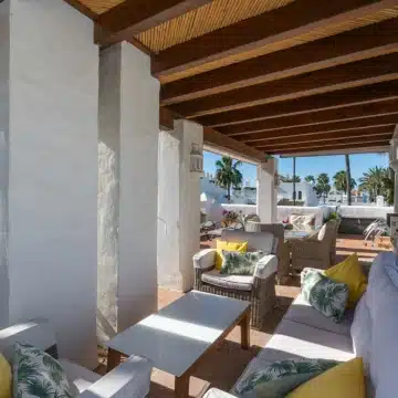 Refurbished beach front penthouse in Alcazaba Beach, Estepona Picture 12