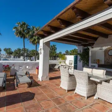 Refurbished beach front penthouse in Alcazaba Beach, Estepona Picture 8