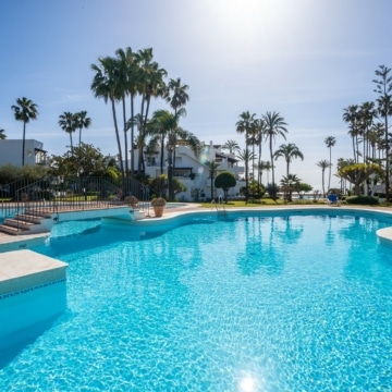 Refurbished beach front penthouse in Alcazaba Beach, Estepona Picture 16