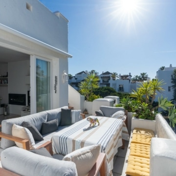 Refurbished beach front penthouse in Alcazaba Beach, Estepona Picture 2