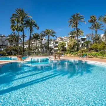 Refurbished beach front penthouse in Alcazaba Beach, Estepona Picture 5
