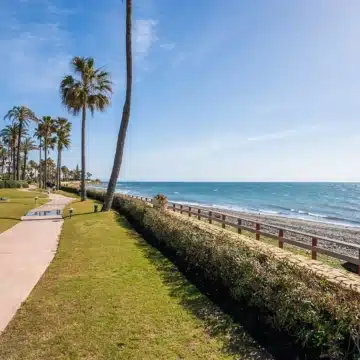 Refurbished beach front penthouse in Alcazaba Beach, Estepona Picture 19