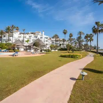 Refurbished beach front penthouse in Alcazaba Beach, Estepona Picture 20
