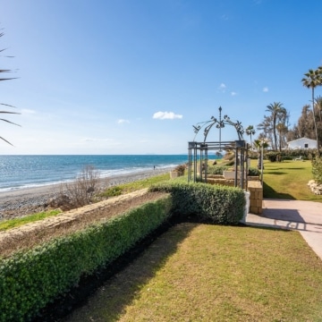 Refurbished beach front penthouse in Alcazaba Beach, Estepona Picture 21