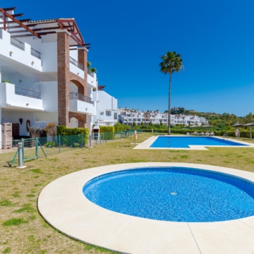 Lovely two bedroom penthouse in Los Robles Los Arqueros Benahavis with open golf and sea views Picture 25