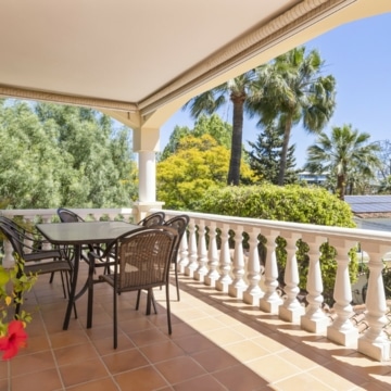 Contemporary and cozy five bedroom villa in Nueva Andalucia, Marbella Picture 32