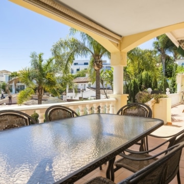 Contemporary and cozy five bedroom villa in Nueva Andalucia, Marbella Picture 33