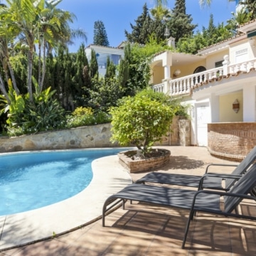 Contemporary and cozy five bedroom villa in Nueva Andalucia, Marbella Picture 2