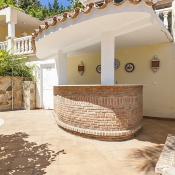 Contemporary and cozy five bedroom villa in Nueva Andalucia, Marbella Picture 36