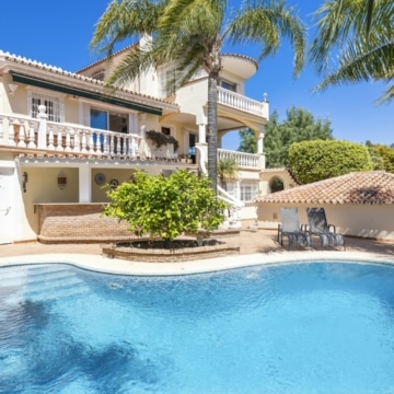 Contemporary and cozy five bedroom villa in Nueva Andalucia, Marbella Picture 37