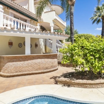 Contemporary and cozy five bedroom villa in Nueva Andalucia, Marbella Picture 38