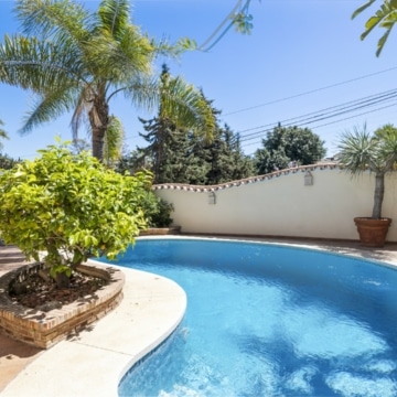 Contemporary and cozy five bedroom villa in Nueva Andalucia, Marbella Picture 39